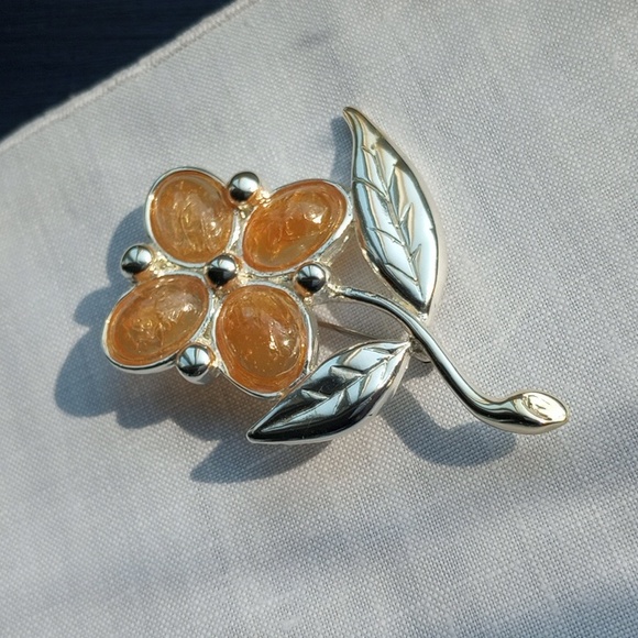 SFJ Floral Brooch With faux Amber cabs And Silver Color 1970 - Picture 1 of 9